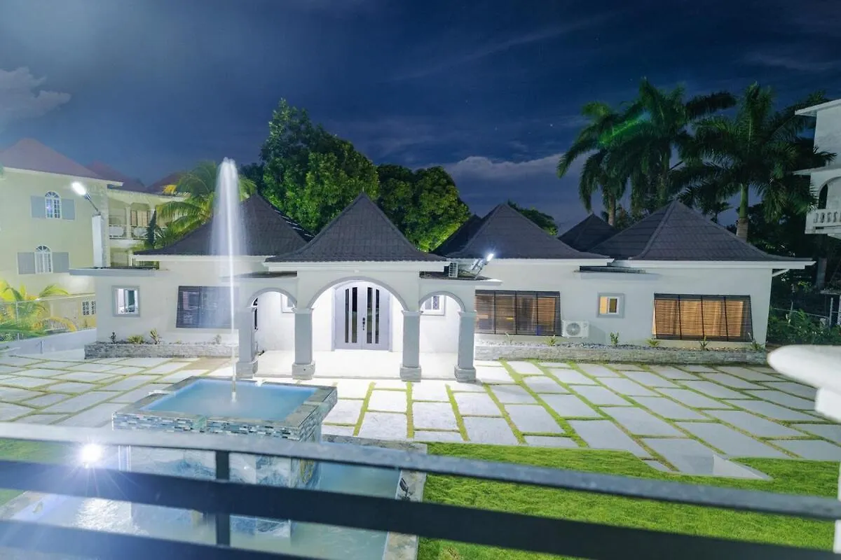 La Villa Moderna Μοντέγκο Μπέυ